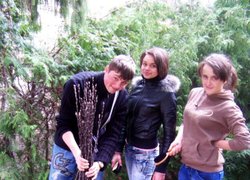 Готуються підщепи: миття коренів (зліва направо: Андрій Коваль, Оксана Сокольвак і Ольга Поліщук